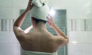De ce nu e deloc o idee bună să te culci cu părul ud. Riscurile despre care experții avertizează