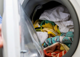 Care e temperatura ideală la care să-ți speli hainele. Ce setare trebuie să alegi ca să elimini microbii din fibre și să nu-ți încarci factura de energie electrică