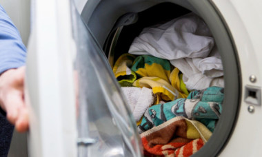 Care e temperatura ideală la care să-ți speli hainele. Ce setare trebuie să alegi ca să elimini microbii din fibre și să nu-ți încarci factura de energie electrică