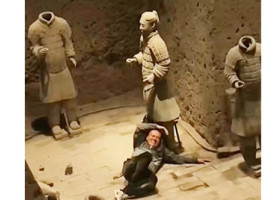VIDEO Statui vechi de milenii, avariate de un turist, la un muzeu din China. A sărit de la 5 m înălțime într-o groapă cu artefacte de valoare