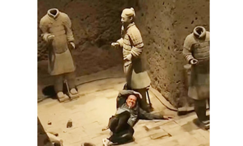 VIDEO Statui vechi de milenii, avariate de un turist, la un muzeu din China. A sărit de la 5 m înălțime într-o groapă cu artefacte de valoare