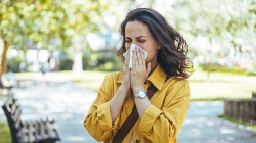 Ce este febra fânului, care sunt simptomele și cum se tratează eficient. Nu are legătură nici cu fânul, nici cu temperatura crescută a corpului