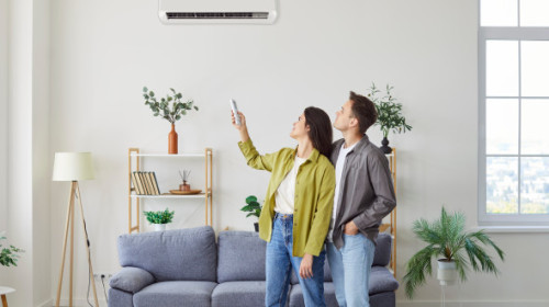 Recomandările medicilor în perioadele de caniculă. Cum folosești corect aerul condiționat și ventilatorul și ce alimente și băuturi sunt de evitat