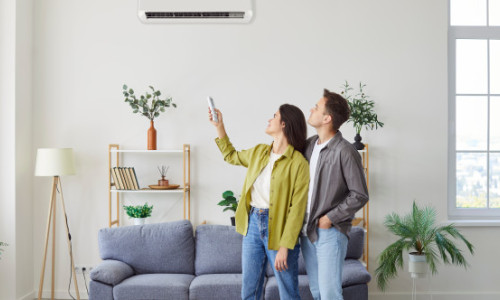 Recomandările medicilor în perioadele de caniculă. Cum folosești corect aerul condiționat și ventilatorul și ce alimente și băuturi sunt de evitat