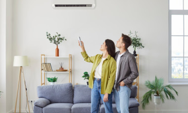 Recomandările medicilor în perioadele de caniculă. Cum folosești corect aerul condiționat și ventilatorul și ce alimente și băuturi sunt de evitat