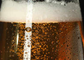 De ce să nu bei alcool, inclusiv bere și vin, pe timp de caniculă. Recomandările medicilor