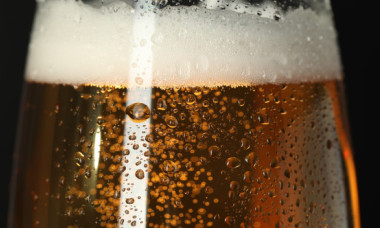De ce să nu bei alcool, inclusiv bere și vin, pe timp de caniculă. Recomandările medicilor