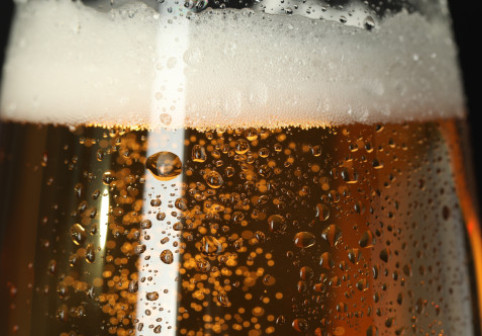 De ce să nu bei alcool, inclusiv bere și vin, pe timp de caniculă. Recomandările medicilor