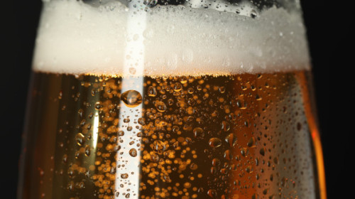 De ce să nu bei alcool, inclusiv bere și vin, pe timp de caniculă. Recomandările medicilor