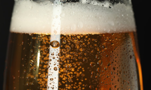 De ce să nu bei alcool, inclusiv bere și vin, pe timp de caniculă. Recomandările medicilor