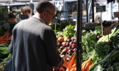 Legătura la care nu te-ai fi gândit între farfurie și somn. Ce schimbare simplă în alimentație îți poate aduce nopți mai odihnitoare