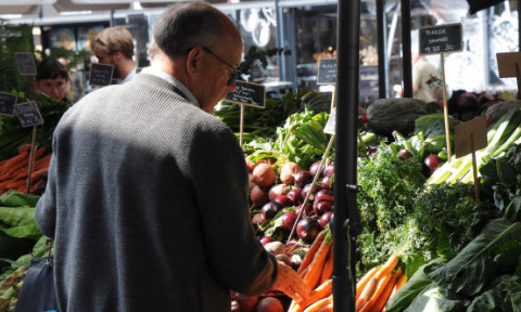 Legătura la care nu te-ai fi gândit între farfurie și somn. Ce schimbare simplă în alimentație îți poate aduce nopți mai odihnitoare
