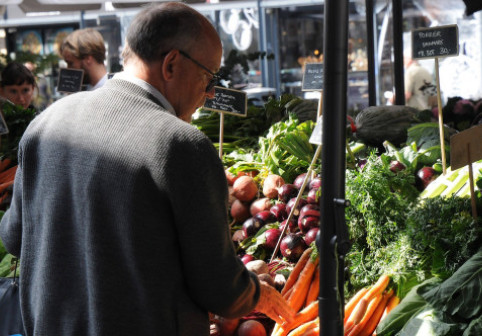 Legătura la care nu te-ai fi gândit între farfurie și somn. Ce schimbare simplă în alimentație îți poate aduce nopți mai odihnitoare