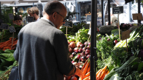 Legătura la care nu te-ai fi gândit între farfurie și somn. Ce schimbare simplă în alimentație îți poate aduce nopți mai odihnitoare