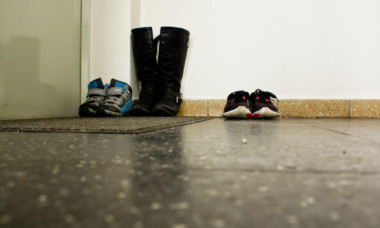 5 motive să lași pantofii la ușă atunci când intri în casă. De ce nu e bine nici să stai desculț