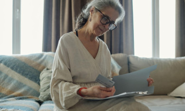 De ce ni se albește părul? Explicații științifice, mituri demontate și ce putem face pentru a încetini procesul