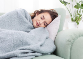 Cum să dormi mai bine în sezonul rece fără să umfli factura la căldură. De la importanța lenjeriilor de pat la dușul de seară
