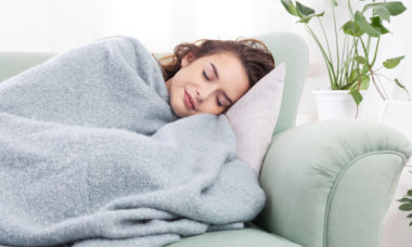 Cum să dormi mai bine în sezonul rece fără să umfli factura la căldură. De la importanța lenjeriilor de pat la dușul de seară