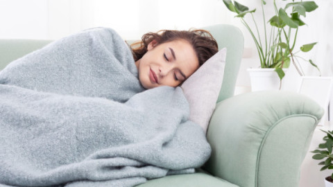 Cum să dormi mai bine în sezonul rece fără să umfli factura la căldură. De la importanța lenjeriilor de pat la dușul de seară