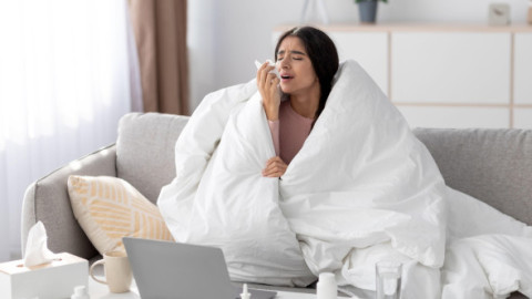 Cum să te protejezi de răceală sau gripă dacă cineva bolnav strănută sau tușește spre tine. 5 sfaturi de luat în calcul, date de un medic