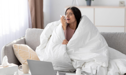 Cum să te protejezi de răceală sau gripă dacă cineva bolnav strănută sau tușește spre tine. 5 sfaturi de luat în calcul, date de un medic