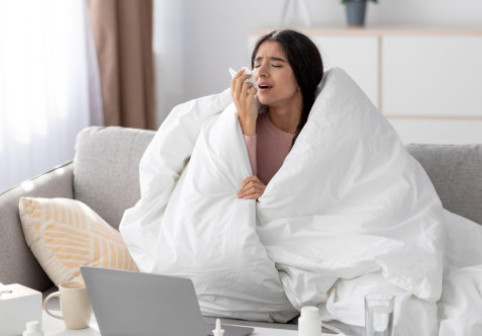 Cum să te protejezi de răceală sau gripă dacă cineva bolnav strănută sau tușește spre tine. 5 sfaturi de luat în calcul, date de un medic