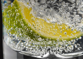 Adevărul din spatele unuia dintre cele mai "sănătoase" cocktailuri. Opțiunea mai ușoară pentru organism dacă vrei să consumi alcool din când în când