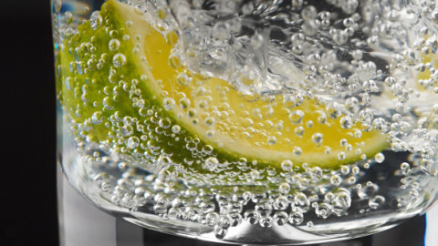 Adevărul din spatele unuia dintre cele mai "sănătoase" cocktailuri. Opțiunea mai ușoară pentru organism dacă vrei să consumi alcool din când în când