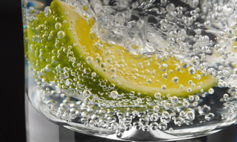 Adevărul din spatele unuia dintre cele mai "sănătoase" cocktailuri. Opțiunea mai ușoară pentru organism dacă vrei să consumi alcool din când în când