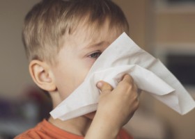 Ce este guturaiul, cea mai frecventă boală de sezon la copii. Care sunt semnalele de alarmă la care părinții să fie atenți