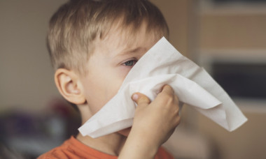 Ce este guturaiul, cea mai frecventă boală de sezon la copii. Care sunt semnalele de alarmă la care părinții să fie atenți