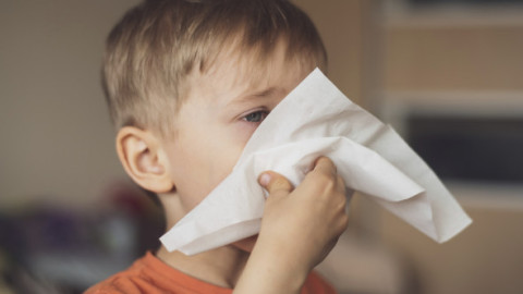Ce este guturaiul, cea mai frecventă boală de sezon la copii. Care sunt semnalele de alarmă la care părinții să fie atenți