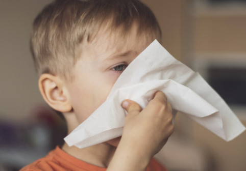 Ce este guturaiul, cea mai frecventă boală de sezon la copii. Care sunt semnalele de alarmă la care părinții să fie atenți