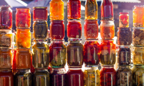 Beneficiile murăturilor pentru sănătate și când e bine să le eviți. Varza murată, castraveții și gogonelele, nelipsite de pe mesele românilor