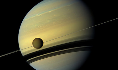 Titan, cel mai mare satelit al lui Saturn, ar putea fi presărat cu tunele pline de viaţă, arată un studiu