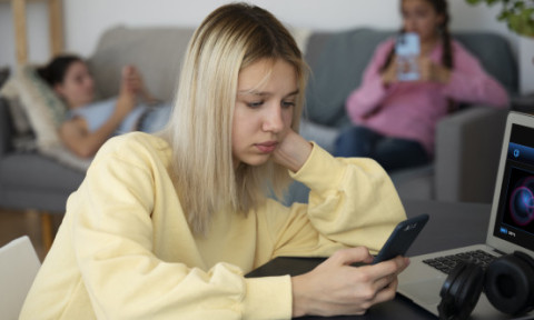 Un sfert dintre adolescenţi britanici apelează la chatbot-uri pentru sprijin în materie de sănătate mintală: „Simt că e un prieten”