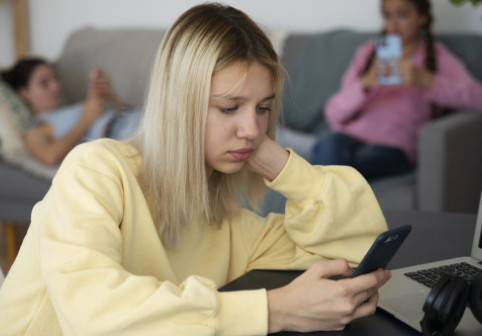 Un sfert dintre adolescenţi britanici apelează la chatbot-uri pentru sprijin în materie de sănătate mintală: „Simt că e un prieten”