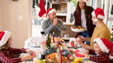 Experții spun exact câți pași trebuie să faci pentru a arde mâncărurile și băuturile preferate de sărbători. Veste bună pentru iubitorii de vin