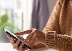 Poți fi dependent de scroll? Ce spune neuroștiința despre dopamină și rețelele sociale