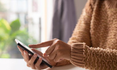 Un truc simplu te poate ajuta să reduci timpul petrecut pe telefon. Cercetătorii spun că funcționează mai bine decât ai crede la prima vedere
