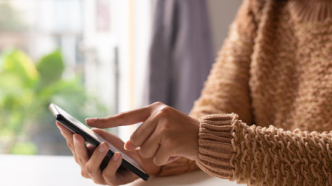 Poți fi dependent de scroll? Ce spune neuroștiința despre dopamină și rețelele sociale