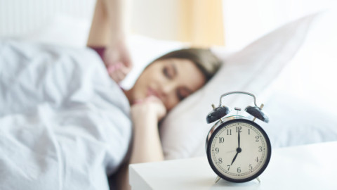 De ce ne trezim uneori exact înainte să sune alarma. Pe lângă mecanismele biologice, există și un factor psihologic