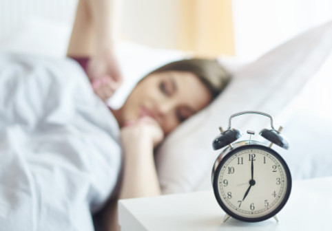 De ce ne trezim uneori exact înainte să sune alarma. Pe lângă mecanismele biologice, există și un factor psihologic