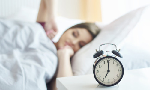 De ce ne trezim uneori exact înainte să sune alarma. Pe lângă mecanismele biologice, există și un factor psihologic