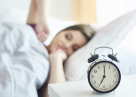 De ce ne trezim uneori exact înainte să sune alarma. Pe lângă mecanismele biologice, există și un factor psihologic