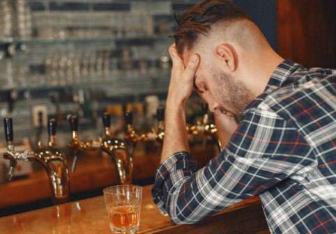 Consumul de alcool și legătura directă cu îmbătrânirea. Cum îți afectează ADN-ul fiecare pahar băut