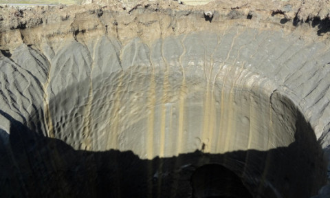 Explozii misterioase creează cratere în Siberia. Care este explicația fenomenului