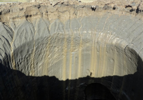 Explozii misterioase creează cratere în Siberia. Care este explicația fenomenului