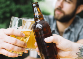 De ce alcoolul îți afectează organismul mai puternic pe măsură ce înaintezi în vârstă, chiar dacă bei la fel