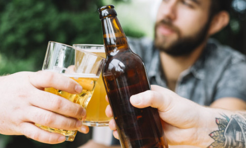 De ce alcoolul îți afectează organismul mai puternic pe măsură ce înaintezi în vârstă, chiar dacă bei la fel